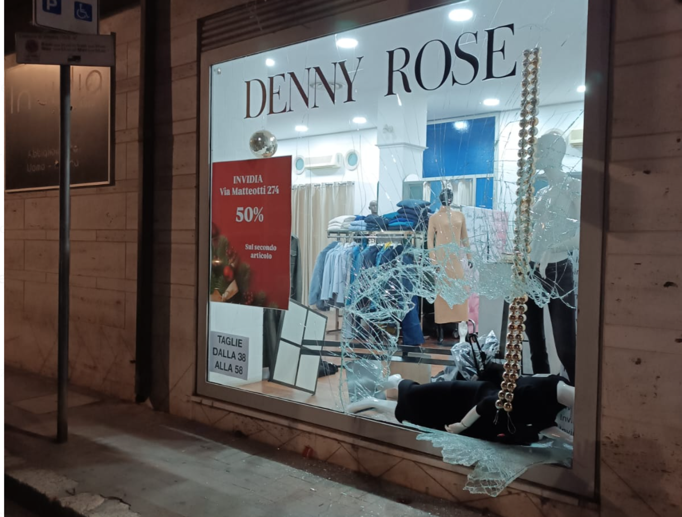 Furto con spaccata in un negozio di abbigliamento. A Vittoria tanta paura e bottino minimo