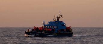 Sbarco nella notte a Pozzallo dalla nave ong Aurora Sar