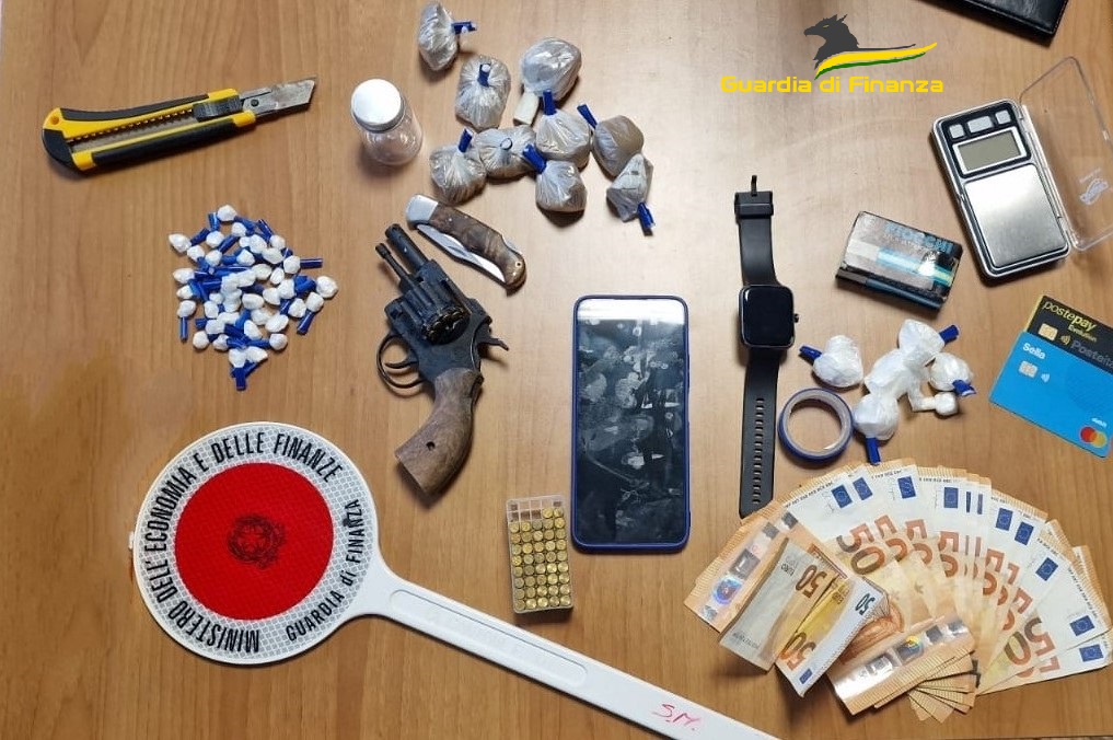 Armi e droga nei pressi di un centro commerciale a Ragusa: arrestato