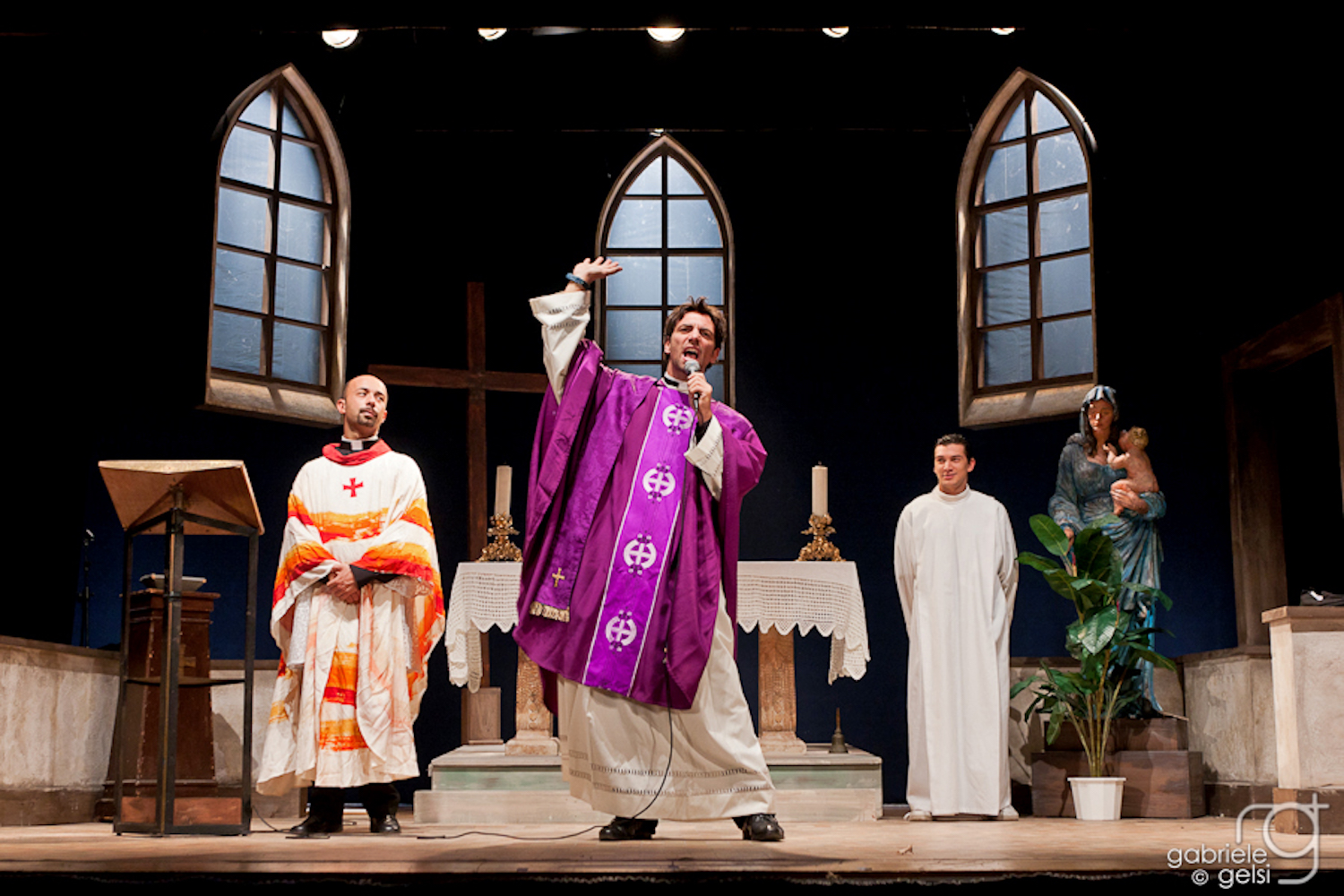 Al Teatro Donnafugata di Ragusa Ibla in scena “Due preti di troppo”