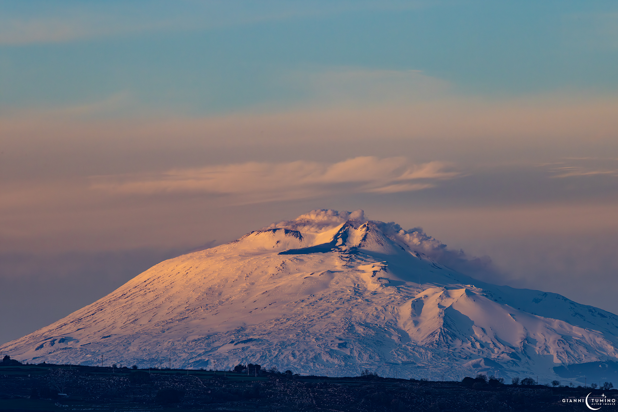 FOTO. Lo spettacolo dell’Etna imbiancata illuminata dalle luci del tramonto