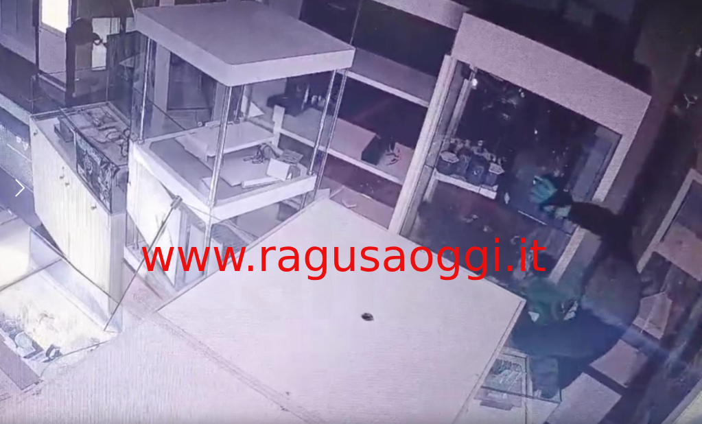 Ennesimo furto con spaccata a Vittoria. Presa di mira gioielleria. Preoccupa ondata di episodi criminali