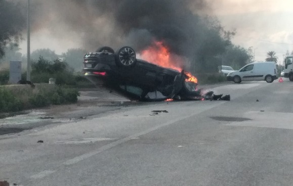 Incidente sulla Scicli-Mare: auto si ribalta e prende fuoco