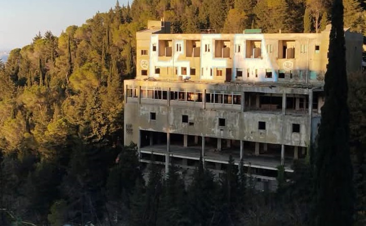 Atto vandalico? Forse una goliardata all’ex hotel La Pineta di Chiaramonte