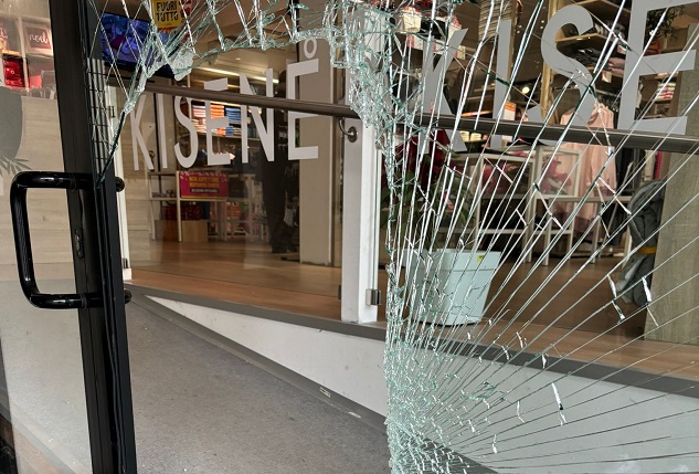 Non si fermano i furti con spaccata a Vittoria. Colpo al “Kisene”. Alcuni commercianti decidono di dormire dentro i propri negozi