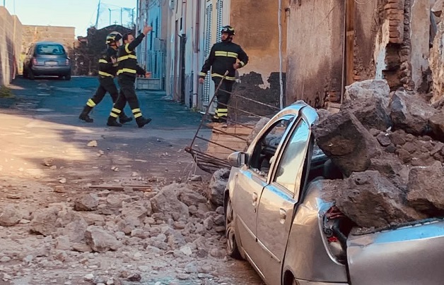 Tragedia sfiorata ad Adrano: muro di un’abitazione crolla su un’auto