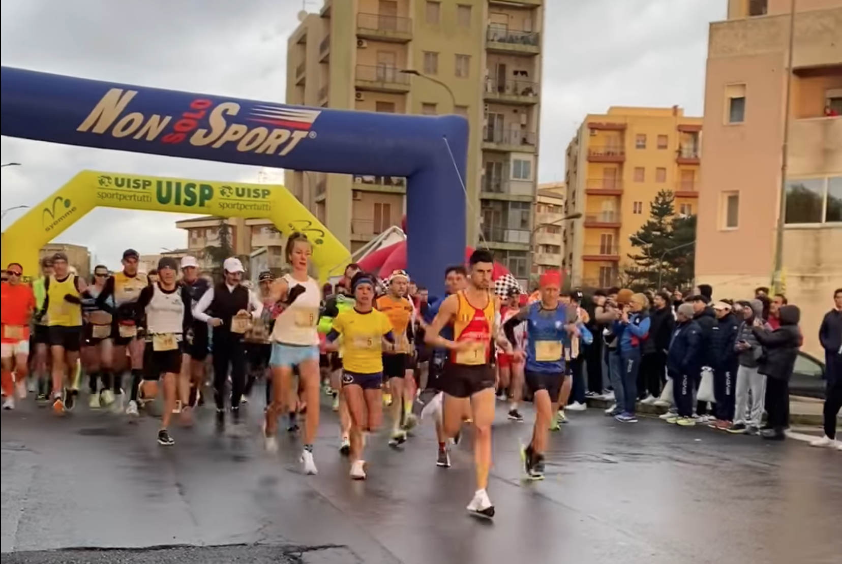Maratona di Ragusa: festeggiata la ventesima edizione tra sport e meteo avverso. Vincono Marco Ercoli e Federica Moroni