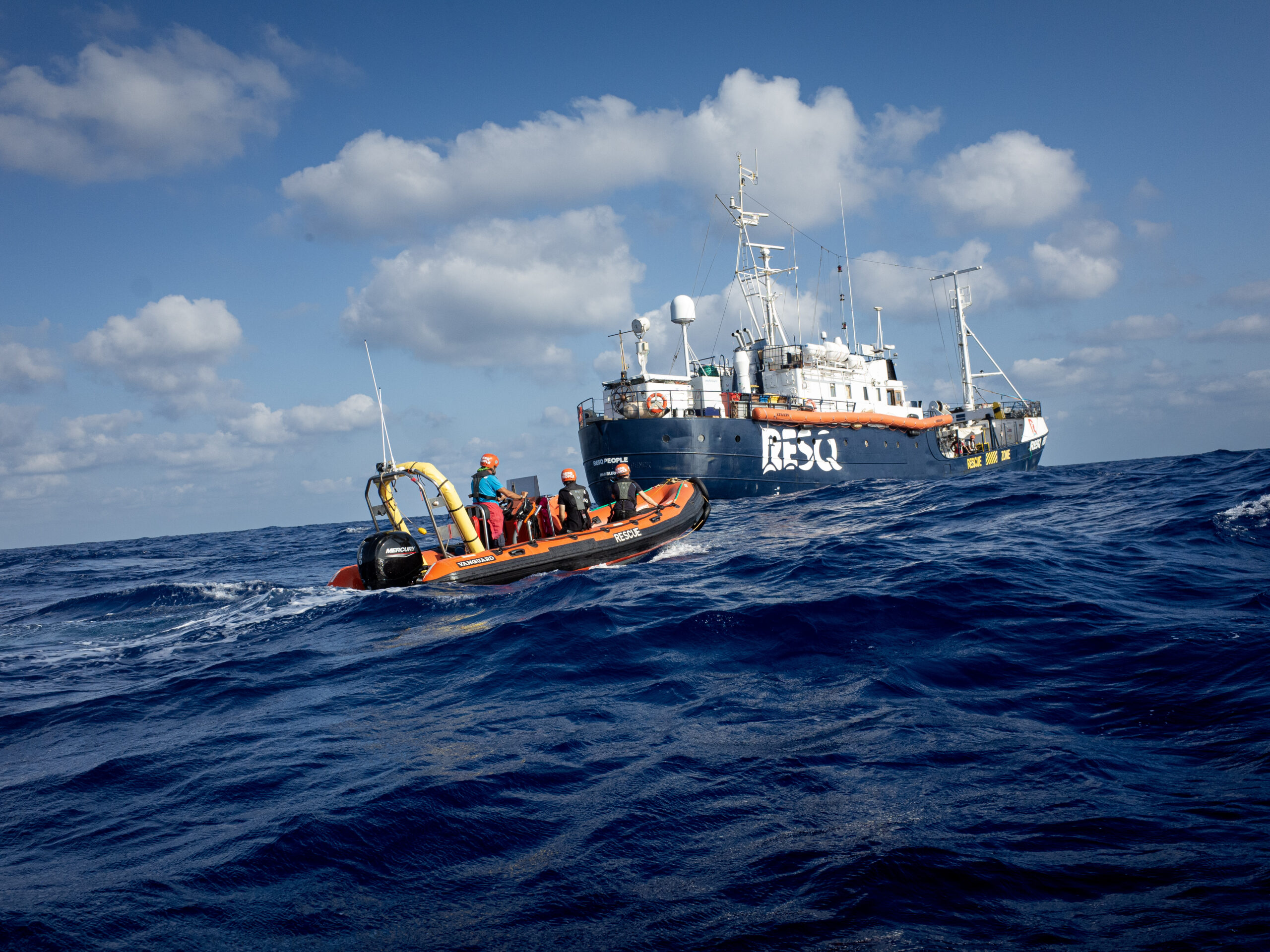 Salvati altri migranti nel Mediterraneo. In arrivo a Pozzallo la nave ong Resq People