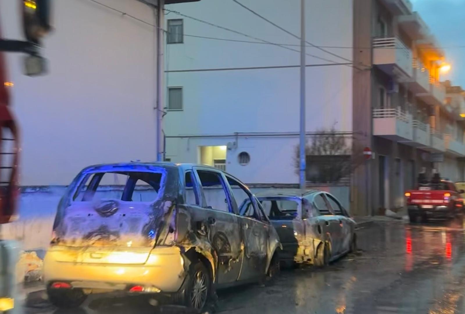 Incendio di due auto a Pozzallo. Le fiamme legate ad un corto circuito di una vettura datata