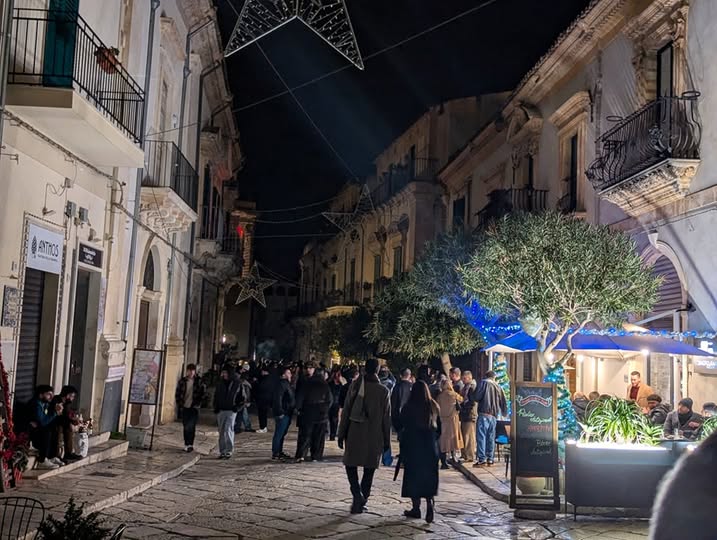 Il centro storico di Scicli al buio. Forse un atto vandalico