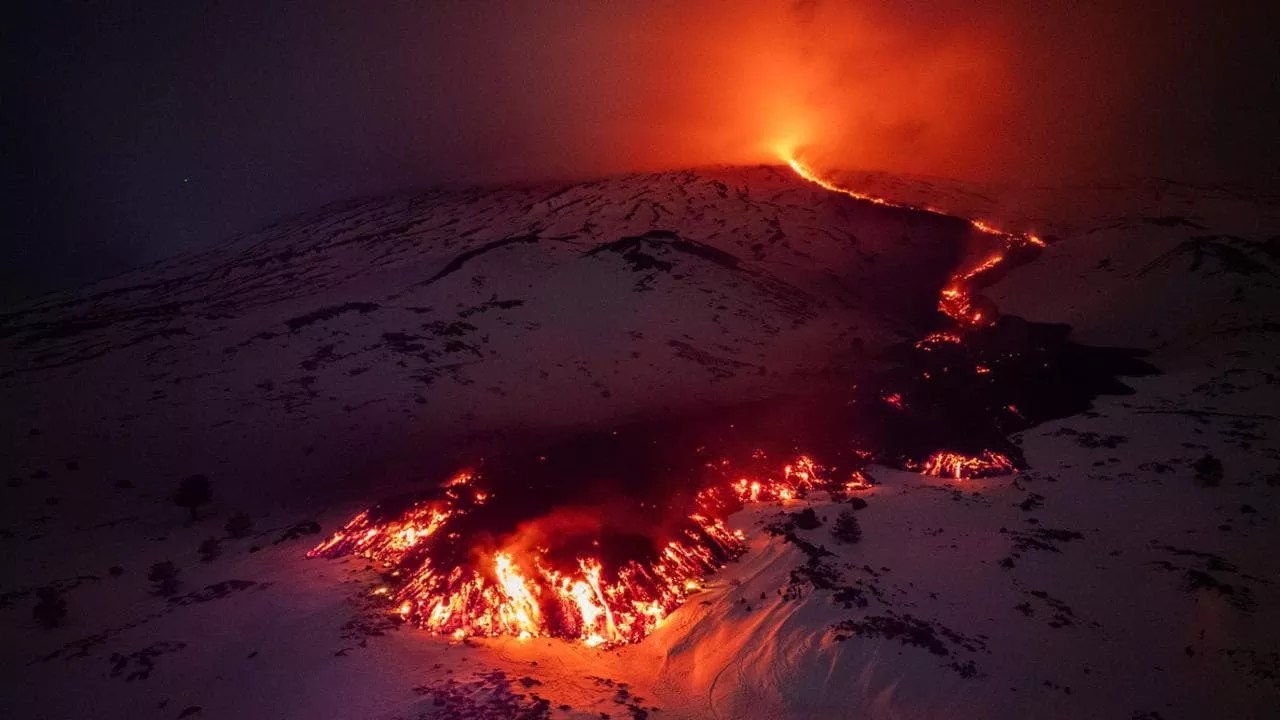 Etna in eruzione: sospesi gli atterraggi all’aeroporto di Catania, voli dirottati su Palermo