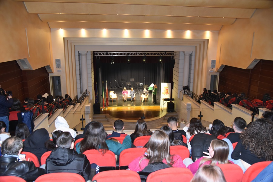 Contro la violenza di genere: polizia e studenti insieme al Teatro Naselli di Comiso