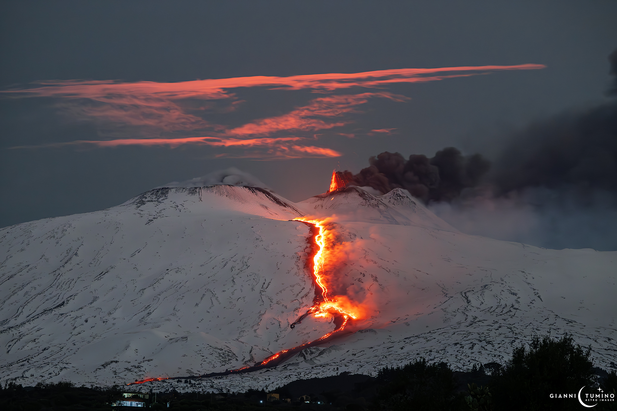FOTO. Etna in attività: spettacolare colata lavica illuminata nella notte a Nord di Biancavilla