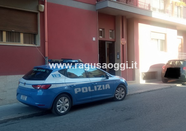 Tiene in casa la madre morta da due anni. La polizia lo scopre dopo una chiamata per un tentativo di furto nella sua abitazione