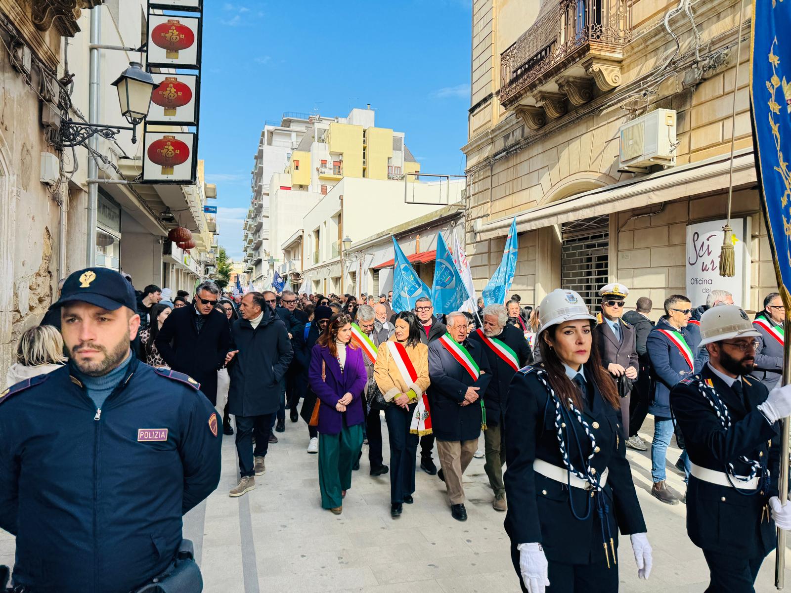 “Marcia per la sicurezza” a Vittoria. Istituzioni, scuola e cittadini in piazza per chiedere tutela della legalità