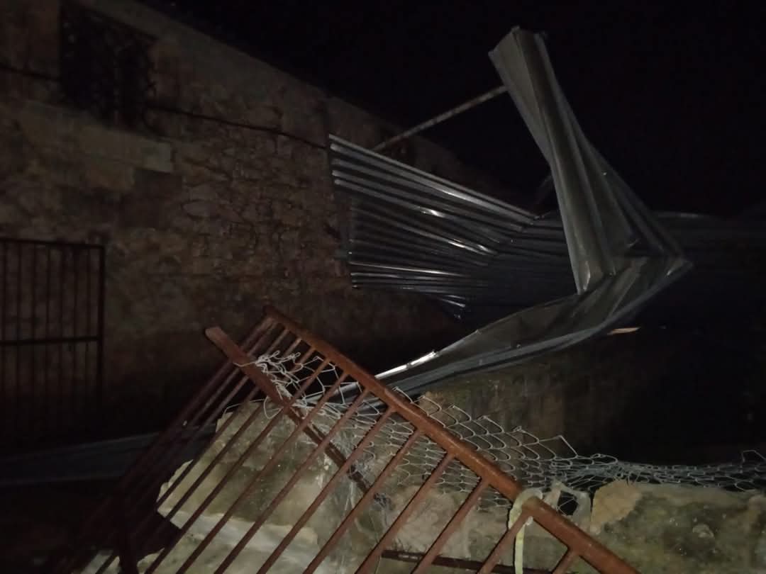 Vento impazzito su Chiaramonte: tromba d’aria localizzata sradica ulivi e spazza via tetti. FOTO