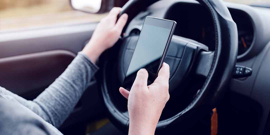 Guida con cellulare: sospese due patenti a Comiso