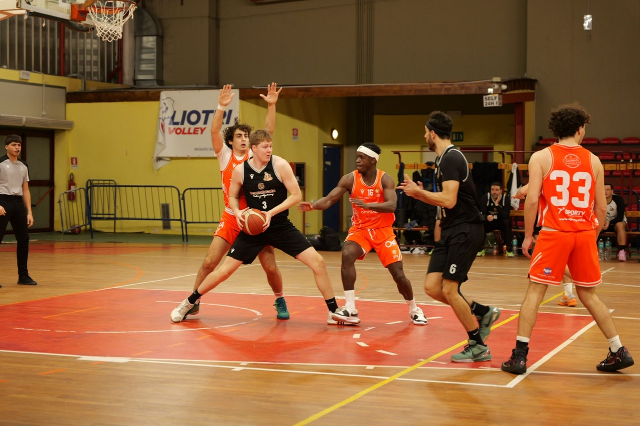 Una vittoria esterna fondamentale per la classifica. La Merkat Basket Scicli vince a Catania (63-54 in suo favore)
