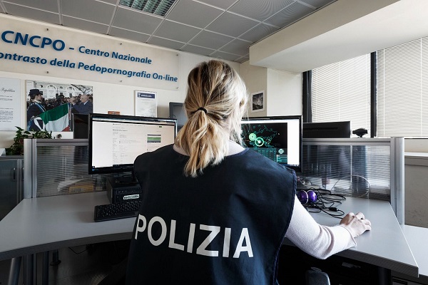 Chi si nasconde dietro lo schermo? Ragusa coinvolta nella maxi operazione “Hello” contro la pedopornografia online