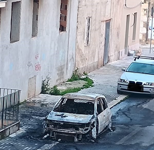 Un’altra auto in fiamme a Pozzallo. Indagano i carabinieri