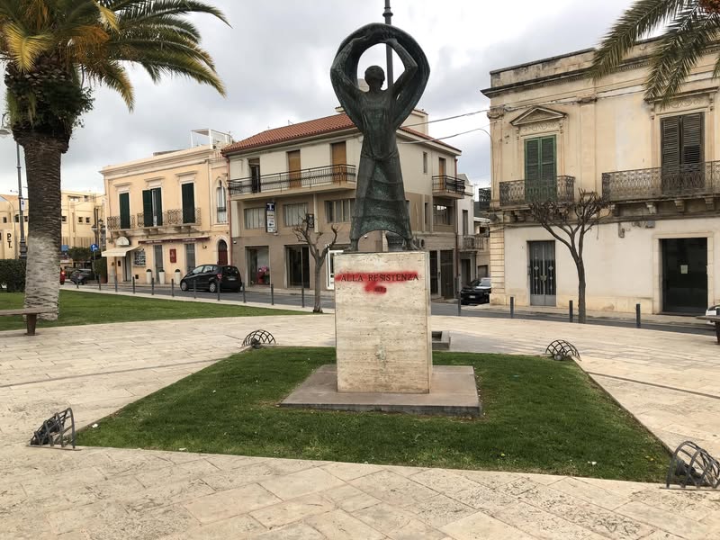 Ispica, sfregio al Monumento della Resistenza: individuato e multato con 20mila euro un 55enne