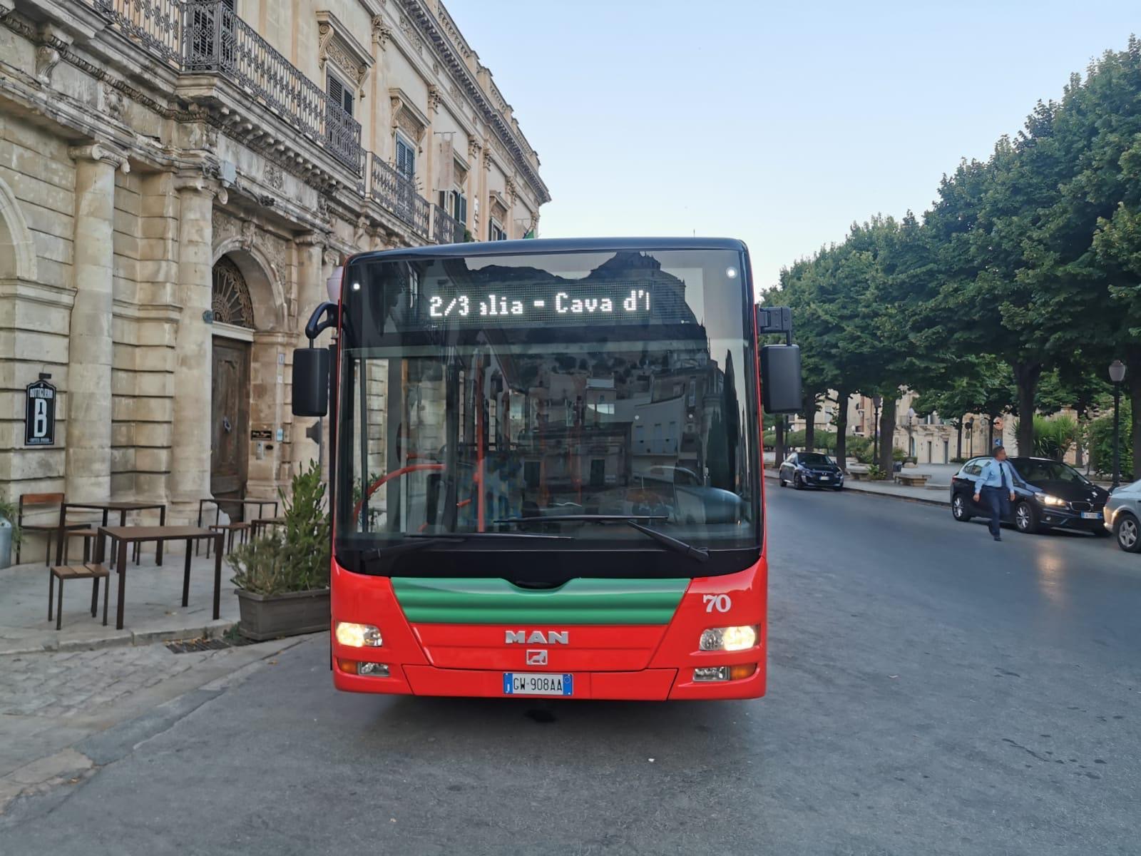 Contrada Zagarone a Scicli isolata dal movimento urbano dei pullman. Vera periferia?