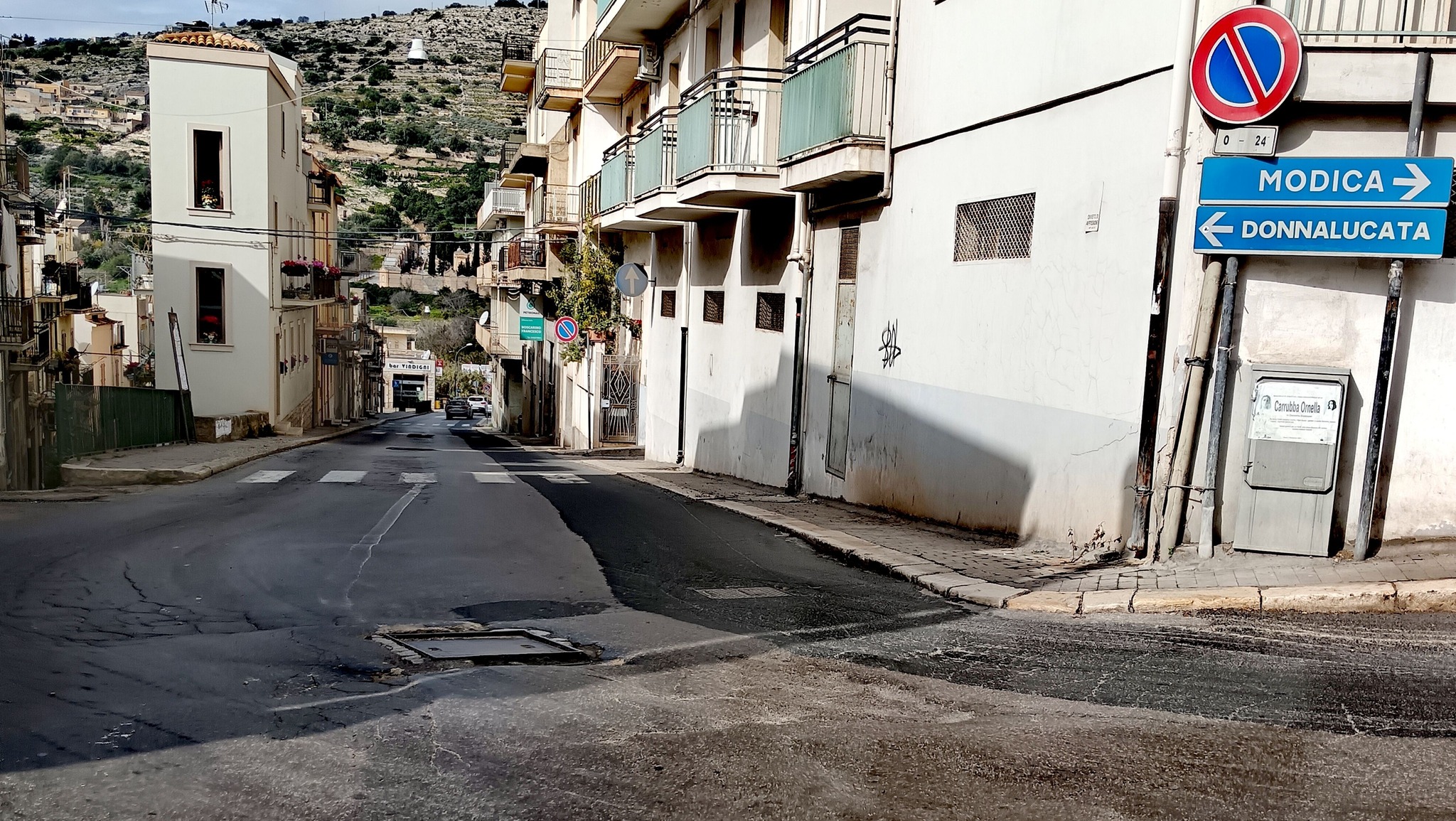 Un “tombino” assassino. Si reclama l’intervento di messa in sicurezza a Scicli su una strada densamente trafficata