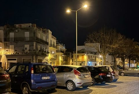 Un lampione a due luci che dà sicurezza ad un quartiere. Accade aScicli
