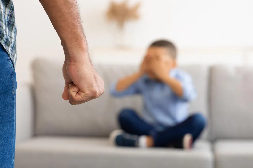 Bambino di 4 anni con braccio e gamba rotti. L’orrore in casa. Arrestato il padre a Scicli