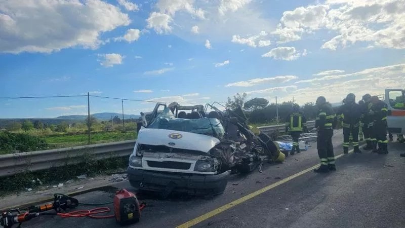 Tragico incidente sulla Ragusa-Catania: tre morti e otto feriti in direzione Carlentini