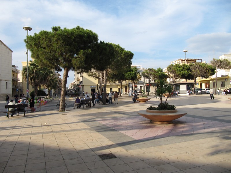 Dopo un breve stop, ripresi i lavori in piazza a Scoglitti. Restano le perplessità dei commercianti