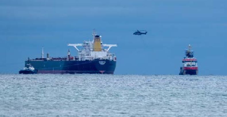 Petrolio russo aggirando embargo: Greenpeace “svela” i trasferimenti al largo della Sicilia