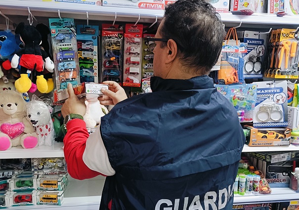 Trappola per i consumatori: la Finanza sequestra oltre 25.000 prodotti non conformi in provincia di Ragusa