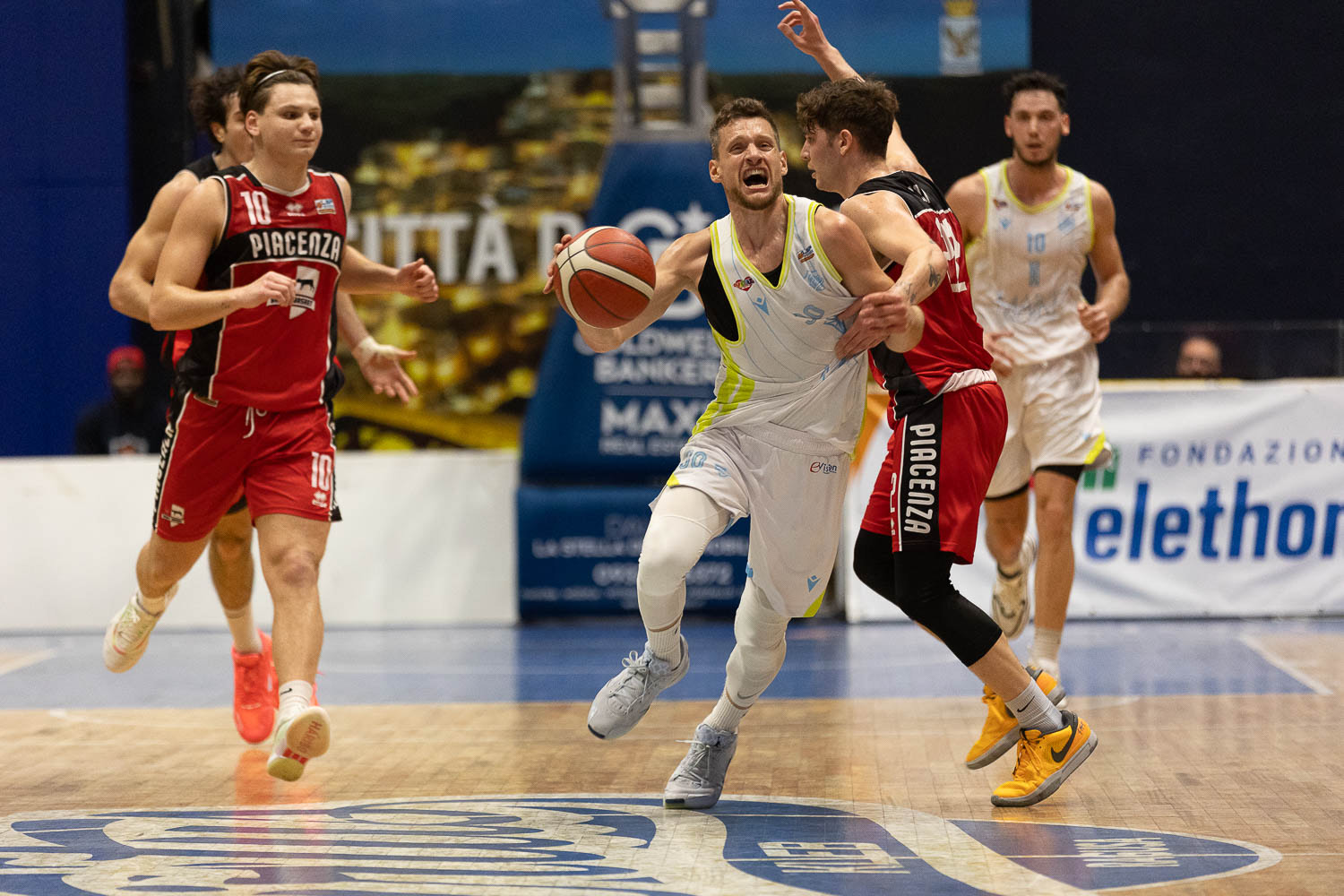 Basket serie B nazionale: una Virtus di grande cuore batte Piacenza e rinvigorisce la speranza