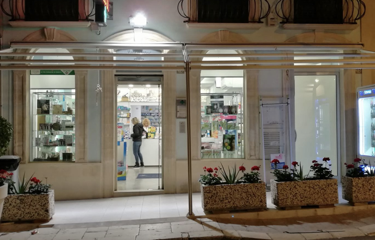Furto notturno alla Farmacia Schembari di Marina di Ragusa. Nella notte in due a volto coperto