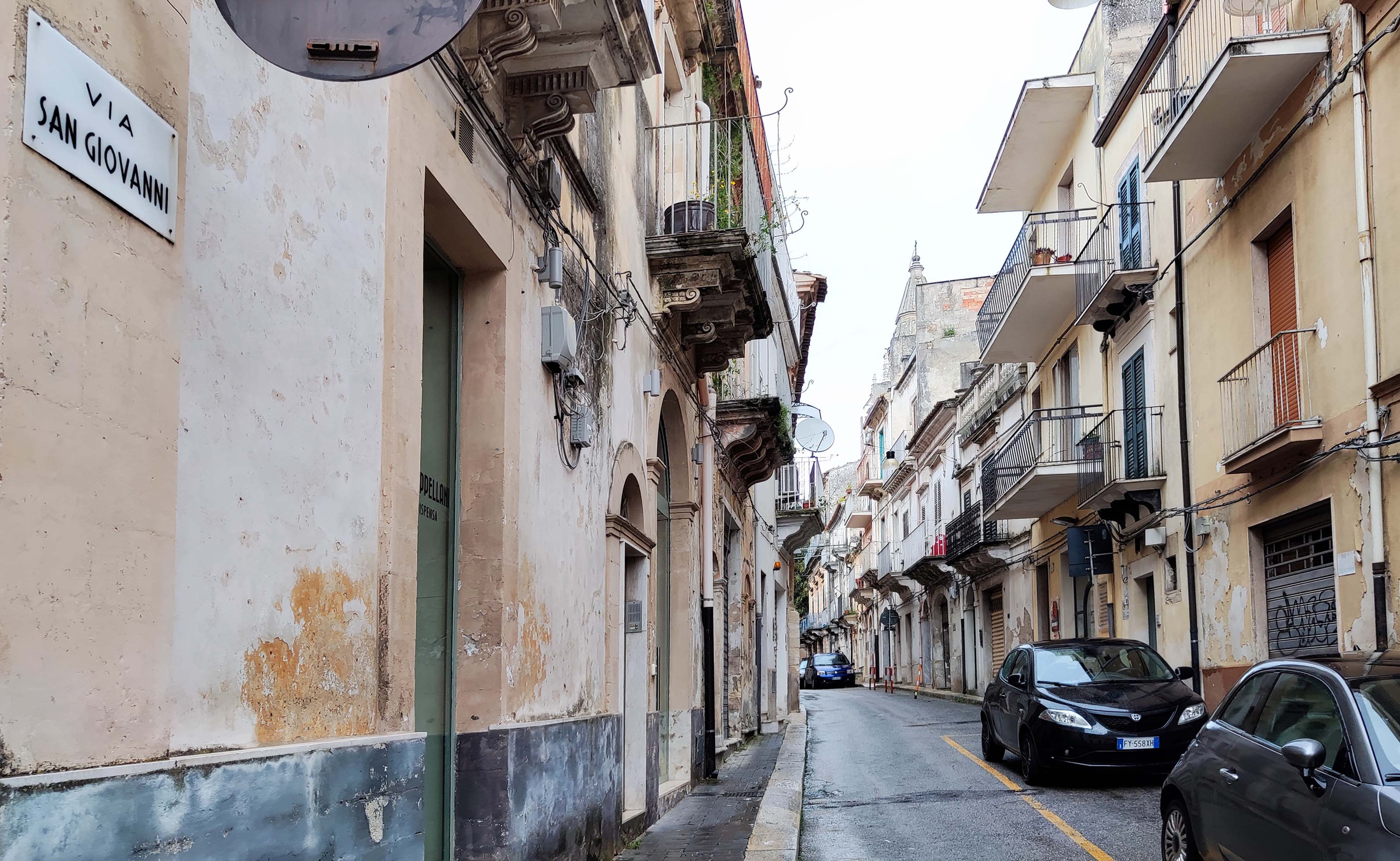 Ladro in fuga con lo zaino, ma il proprietario lo rincorre: paura e rabbia nel cuore di Ragusa