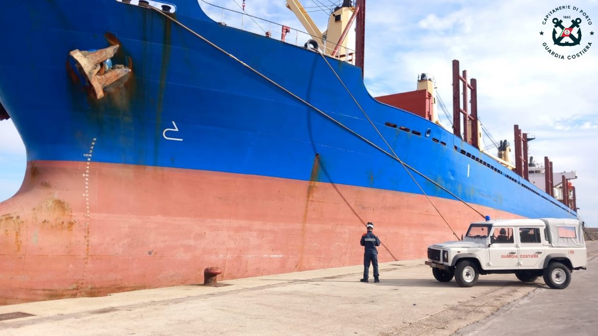 Irregolarità a bordo: nave portarinfuse fermata a Pozzallo, vietata la partenza