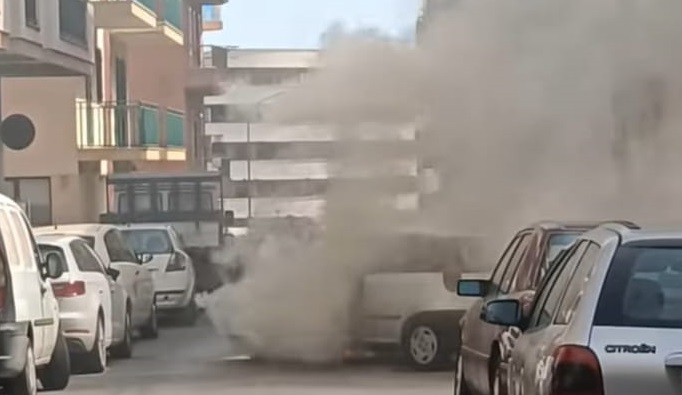 Paura in via Fratelli Bandiera a Ragusa: fuoco un’auto