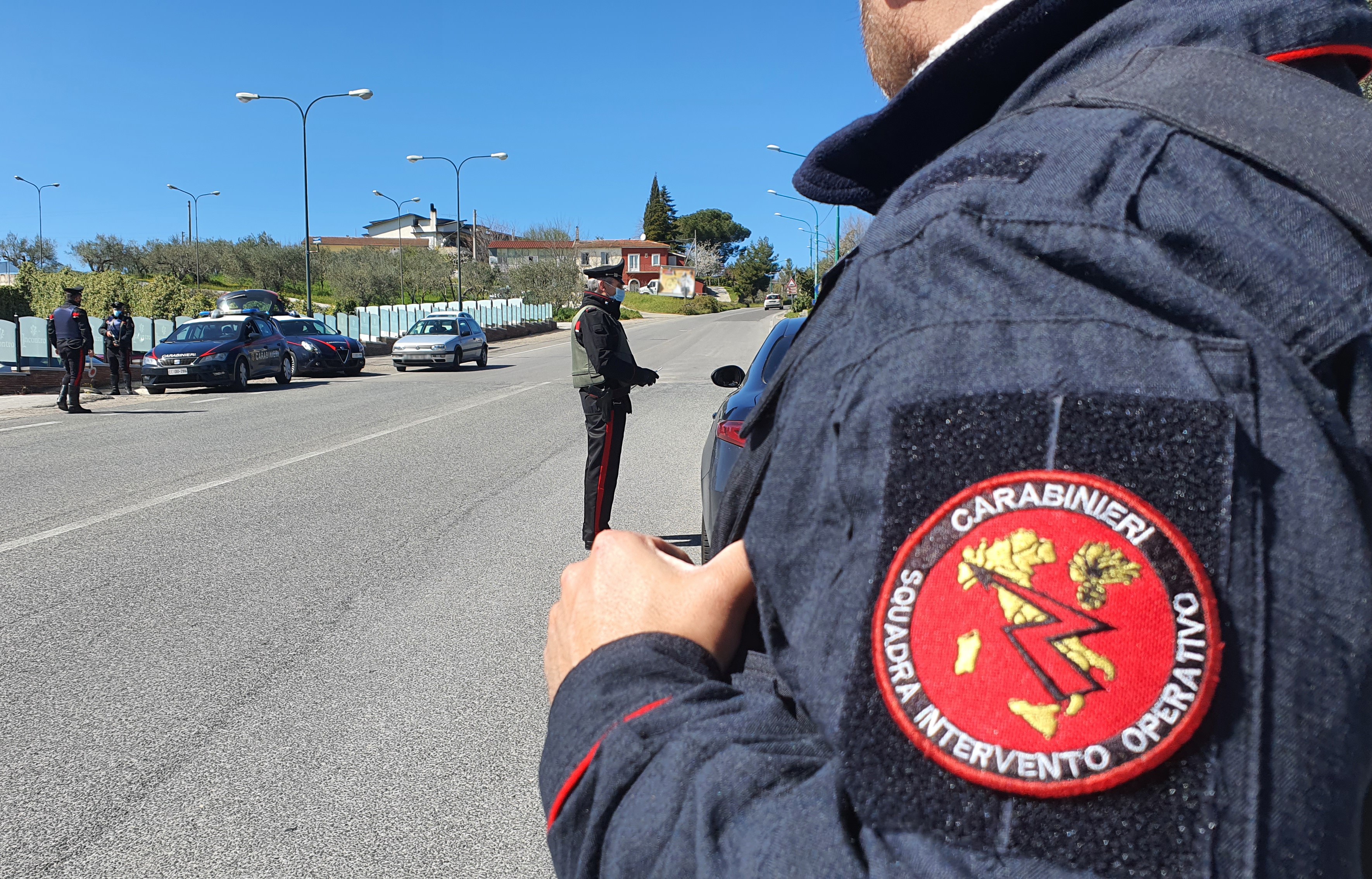 Un coltello di troppo e una fuga mal riuscita: due uomini incastrati dai militari