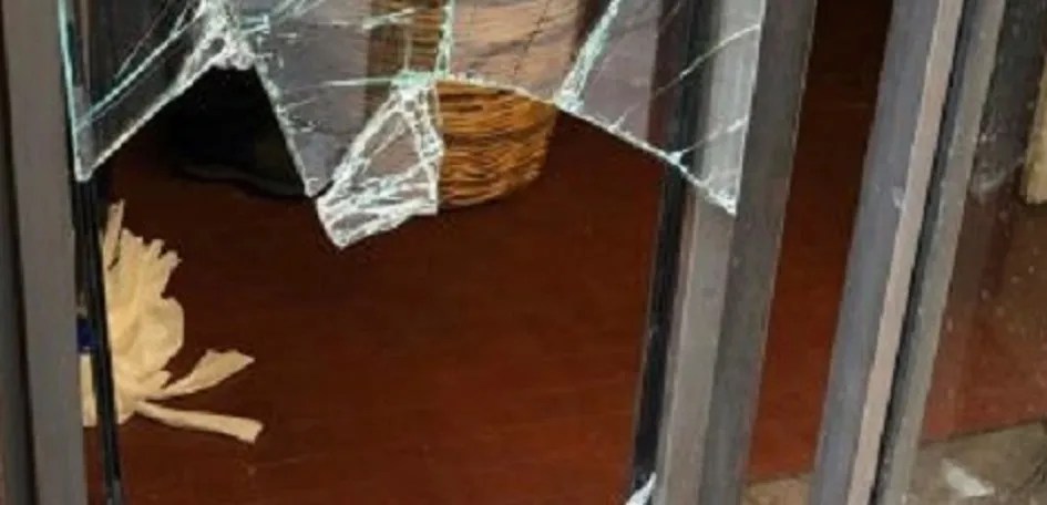 Una grossa pietra appuntita e tanta spavalderia: ecco come colpiscono gli ignoti per mettere a segno i loro furti
