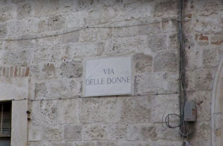 Tolte le vie dedicate alle Madonne, per le donne…c’è poco da competere