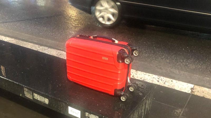 Un souvenir “esplosivo”. Fermata con bomba a mano nel trolley