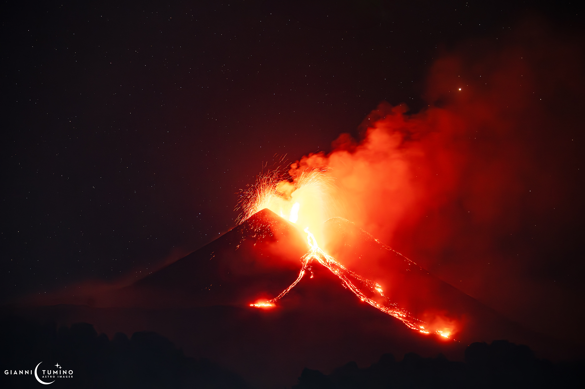 L’Etna accende il cielo: una notte di lava e spettacolo. LA FOTO