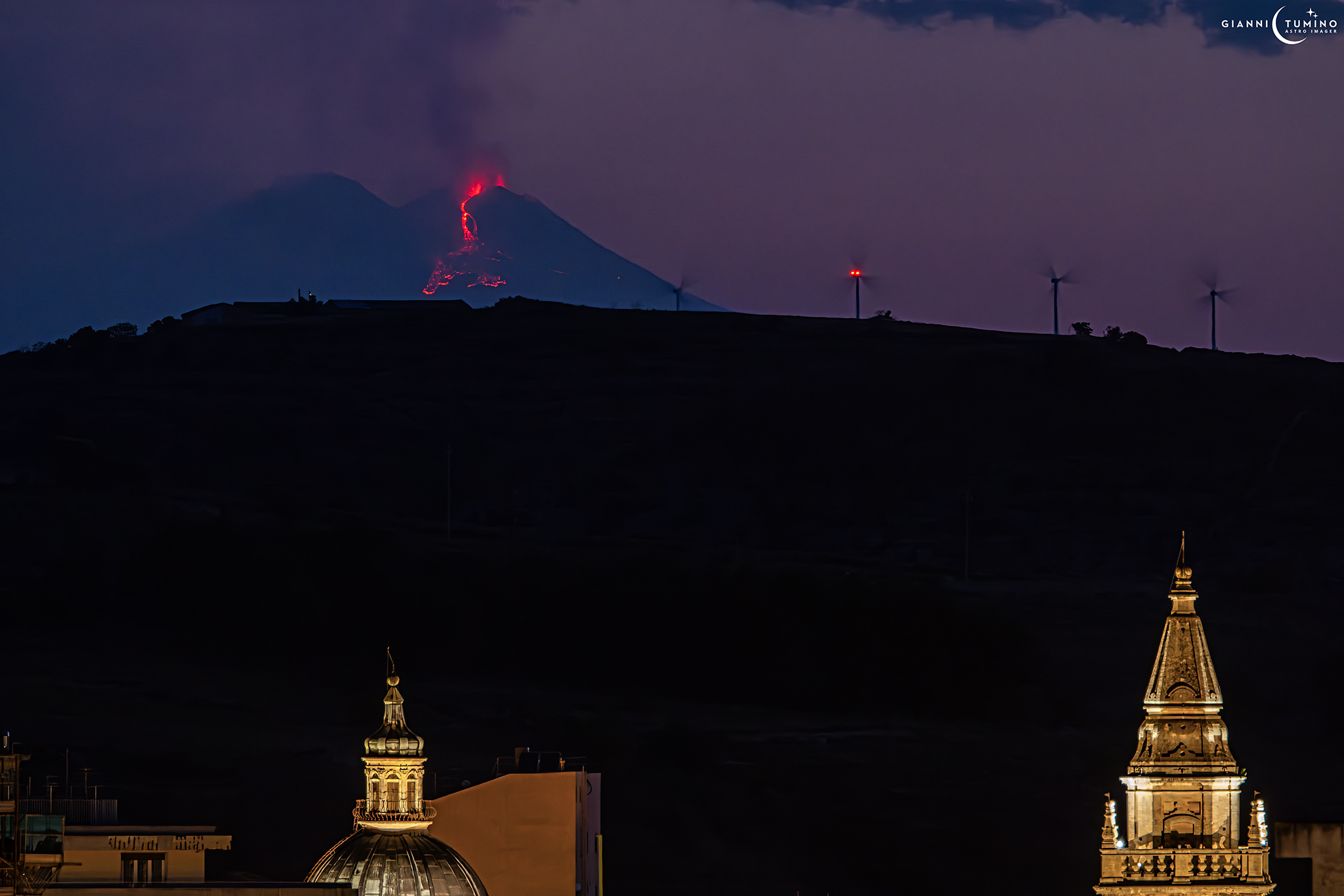L’Etna e la Cupola di San Giovanni: la meraviglia siciliana in uno scatto tra cielo e pietra