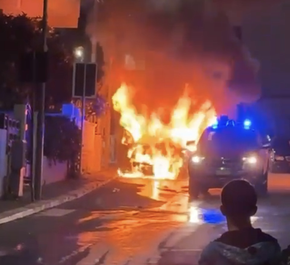 Auto a fuoco a Scoglitti, donna trasportata in ospedale