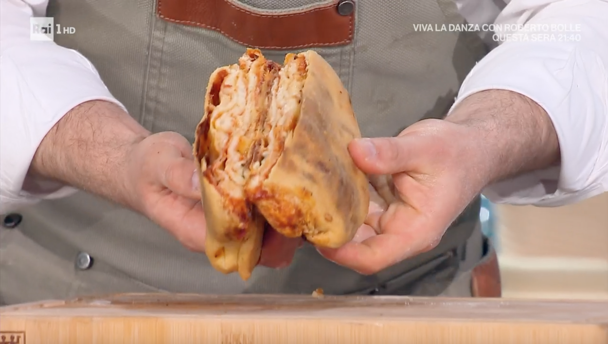 Pecorino nella scaccia ragusana? Insorgono i puristi contro la ricetta in tv