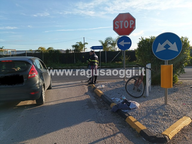 Ciclista investito da un’auto: ferito, trasportato a Ragusa