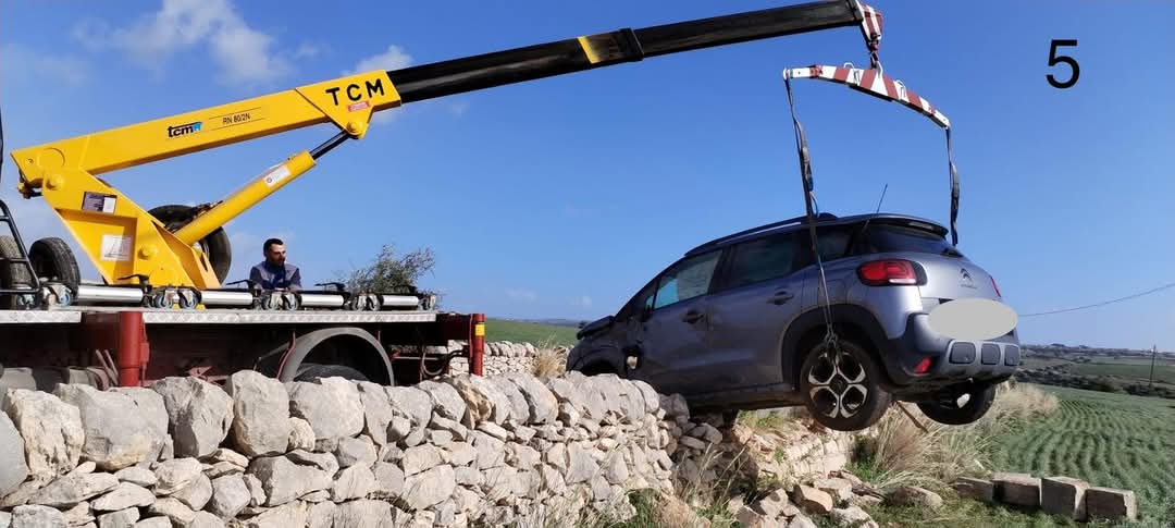 Incidente a Santa Croce: auto fuori strada e recupero in bilico sui muretti a secco