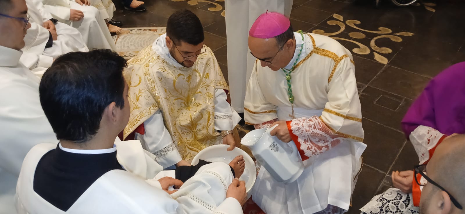 La lavanda dei piedi del vescovo commuove la Cattedrale. La Settimana Santa entra nel vivo. Ecco i vari riti da non perdere