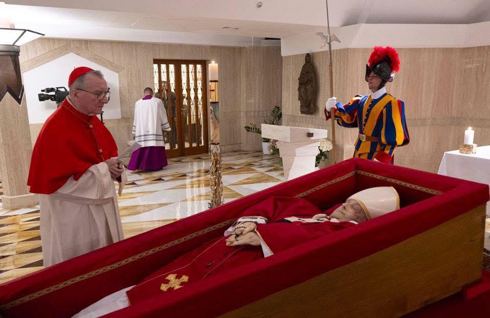 Le prime immagini della salma di Papa Francesco